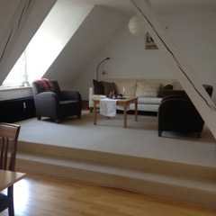 Dachgeschosswohnung 3 Zimmer, gemütlich, lichtdurchflutet, zentral