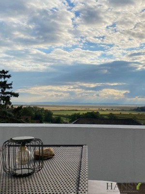 Über den Dächern von Neusiedl am See eröffnet sich eine Aussicht, die jeden Tag aufs Neue begeistert.