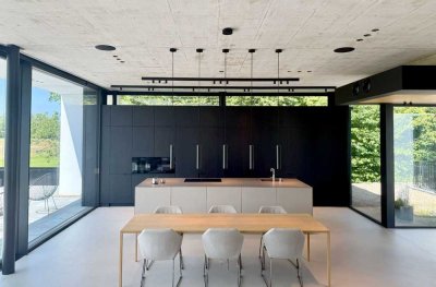 RARITÄT: EXKLUSIVES EINFAMILIENHAUS MIT POOL UND UNVERBAUTEM WEITBLICK IN DIE NATUR