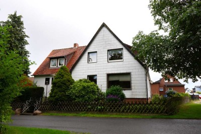 Große Doppelhaushälfte mit zwei Garagen in beliebter Lage von Salzgitter- Lebenstedt