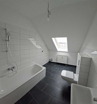 Großzügige renovierte 3 Zimmer-Dachgeschoßwohnung in Sennfeld sucht neue Bewohner/innen!!