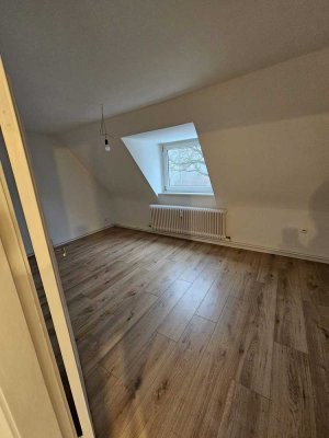 2 Zimmer DG Wohnung in ruhiger Wohngegend