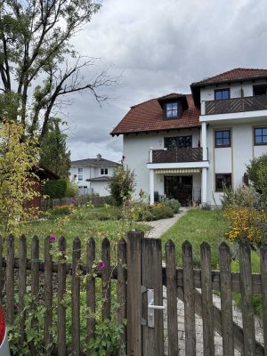 2-Zimmer-DG-Wohnung mit Balkon und EBK in Eichenau (befristet 12/15 Monate)