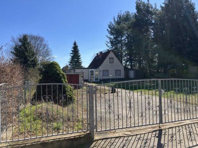 Großes Baugrundstück mit kleinem Einfamilienhaus