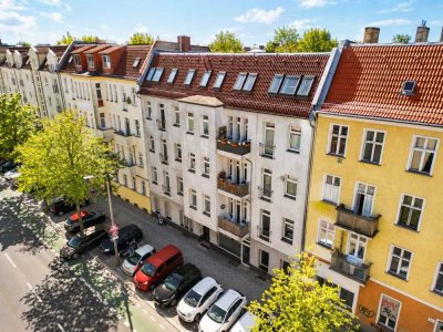 Modernisiert & bezugsfertig: Helle 2-Zimmer-Altbauwohnung mit Balkon in gepflegter Lage