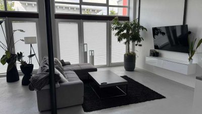 Traumhafte Loft-Wohnung mit luxuriöser Innenausstattung mit EBK sowie Garten und Balkon in Köln Eil