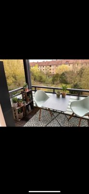 Sanierte 4-Raum-Wohnung mit Balkon und Einbauküche in Hannover