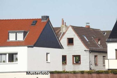 2-Familienhaus mit Nebengebäuden