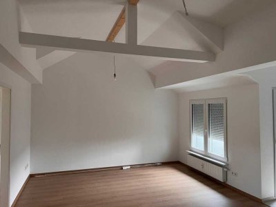 Stilvolle 3-Raum-Dachgeschosswohnung mit Balkon und Einbauküche in Viernheim