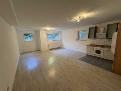 Helle, moderne Souterrain Wohnung mit Einbauküche (Spülmaschine, Backofen) Waschkü.,Abstellkell.