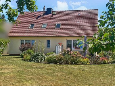 Hübsches Einfamilienhaus mit großem Garten und 2 Ferienwohnungen in Krummin auf Usedom