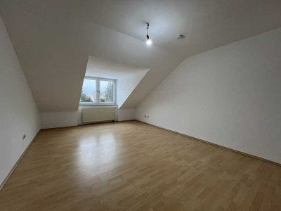 Lichtdurchflutete 2-Zimmer-DG-Wohnung mit Tageslichtbad & TG-Stellplatz!