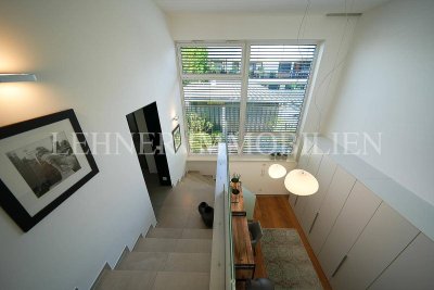 *** TOP LAGE - NÄHE SCHLOSS ST. MARTIN - LOFT-REIHENHAUS MIT PRIVATGARTEN UND GRÜNBLICK ***