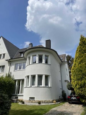Attraktive 4-Zimmer-Hochparterre-Wohnung mit gehobener Innenausstattung mit Einbauküche in Aachen