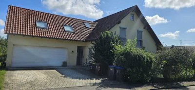 Freistehendes EFH mit Doppelgarage.