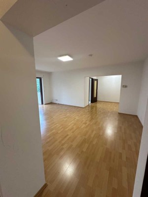 1100 € - 86 m² - 3.0 Zi.