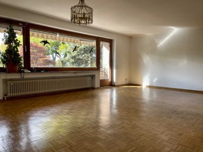 Eine helle 3,5 Zimmer Wohnung mit EBK & Balkon