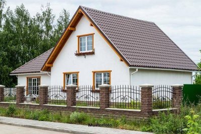 Geräumiges Einfamilienhaus mit Balkon, Hobby-/Aufenthaltsräumen im KG und Garage