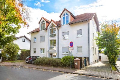Bruchköbel: Schicke 3-Zimmer-Dachgeschosswohnung mit tollem Grundriss & Süd-Balkon in zentraler Lage