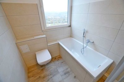 sanierte 2-Raum-Wohnung mit Dusche+BW, Aufzug, PKW-Stellplatz und Abstellraum! Bezug ab 01.10.25!
