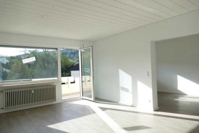 Sanierte, geräumige 4 Zimmer mit Balkon und Garage mit Blick ins Grüne