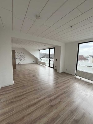 Großzügige Dachgeschoss-Wohnung mit Balkon in Oberhausen Altstadt-Süd