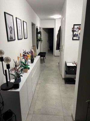 Moderne 3,5 Zimmer Wohnung mit eigenem Garten