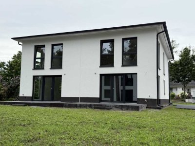 Ihr neues Zuhause im Grünen – bezugsfertige Doppelhaushälfte mit Stil