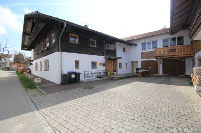 Ehemaliges Bauernhaus (teilvermietet) in zentraler Wohnlage mit 2 großen Wohnungen!