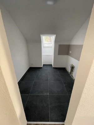 Schöne Dachgeschoss Wohnung neu Saniert
