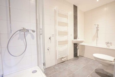 Wanne & Dusche / Helle Räume
