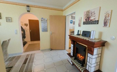 Angenehm aufgeteilte Eigentumswohnung in gepflegtem Mehrfamilienhaus plus Garage + Keller