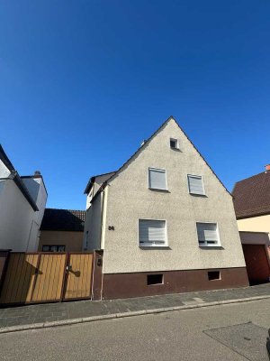 Haus- und Hofanwesen mit Stellplätzen und großem Garten in Feldrandlage