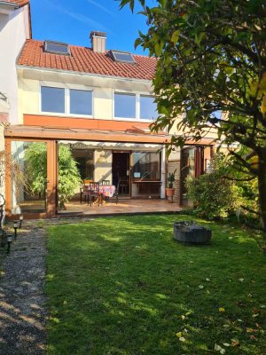Charmantes Reihenmittelhaus mit beheiztem Wintergarten, ausgebautem DG, Garten & Garage