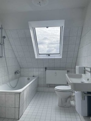 unsanierte Dachgeschosswohnung mit 2 Zimmern