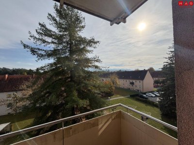 Sonnige Aussichten in ruhiger Grünlage: großzügige 2-Zimmer-Wohnung mit gemütlichem Balkon, moderner Dusche und heller Küche im 3. OG (inkl. Aufzug) – ideal für Singles oder Paare in Steyr-Münichholz!