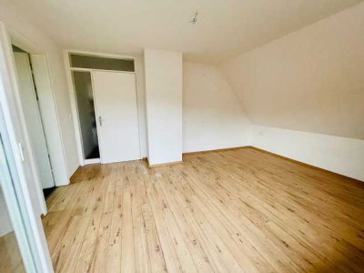 Gepflegte 2-Raum-DG-Wohnung mit Balkon und Einbauküche in Untermünkheim