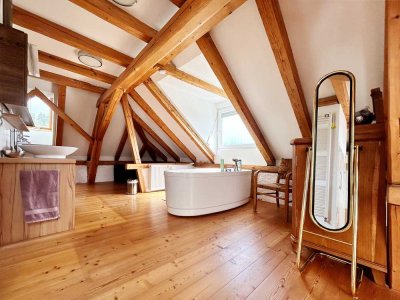Mehr als nur 4 Wände - 4 Zimmer auf 113 m².
Wohnglück mit Bad unterm Sternenhimmel.
Frei ab 01.06.
