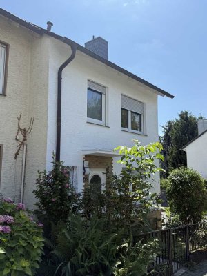 Attraktives 5-Zimmer-Reihenendhaus mit geh. Innenausstattung und EBK in Frankfurt am Main Kalbach