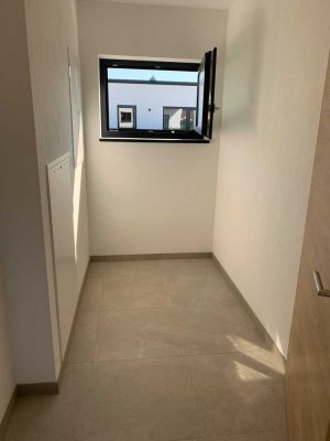 Erstbezug mit Balkon: Exklusive 2-Raum-DG-Wohnung mit gehobener Innenausstattung in Vilsibiburg