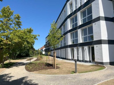 NEUBAU: Moderne, möblierte und barrierefreie 1-Zimmer-Wohnung mit Terrasse & TG-Stellplatz
