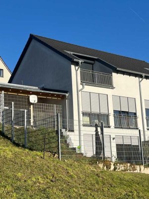 Moderne Doppelhaushälfte mit Fernblick nach Süden in der Berghofer Mark