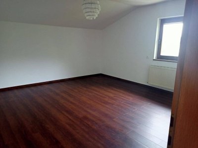 großzügige, helle Dachgeschosswohnung mit Garten im Dorfzentrum von Kundl