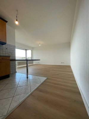 Teilsanierte & renovierte 2-Zimmer-Wohnung mit EBK und Balkon
