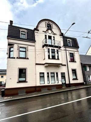 Attraktives Mehrfamilienhaus mit frei werdender Gewerbeeinheit und drei Wohneinheiten in Solingen!
