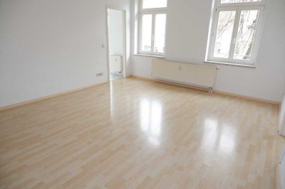 1. OG -  EBK *** - Laminat - geräumige Zimmer - Balkon an der Küche