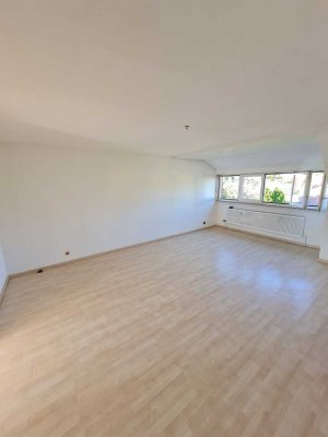 Helle, gepflegte 3 Zimmer Dachgeschosswohnung in Stuttgart Plieningen, nähe Uni Hohenheim