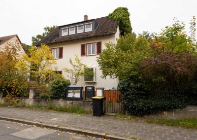 Charmantes Zweifamilienhaus mit idyllische Garten in ruhiger Lage