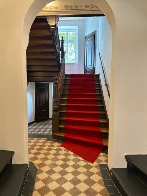 2-Raum-Wohnung mit gehobener Innenausstattung, Südbalkon mit Blick auf Kanal und Einbauküche