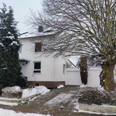 Grundsanierte Doppelhaushälfte in Hemmingen/ Devese mit 2 Garagen